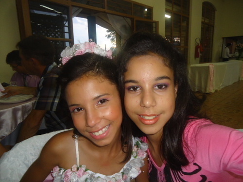Ola meu nome eh Maria Clara, amoo a 1D, meu mino preferidoo eh o Zayn, amo todos igualmentee, minha musica preferida eh Moran Than This!