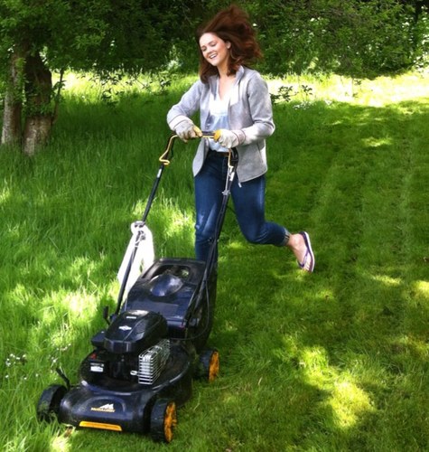 Sporty, fun, outgoing, newlywed, spontaneous, always hungry individual! Lets have some giggles and frolics :)