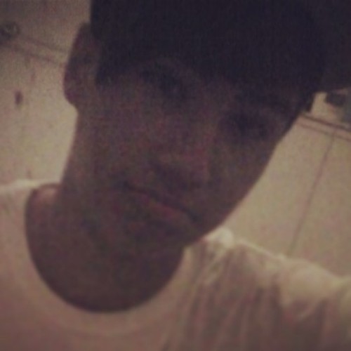 adoro andar de skate (street) amoo jogar futebol..qando vc me conheçer eu posso ser um pouco timido dps de algum tempo vai pareçer q eu te conheço a anos ;)