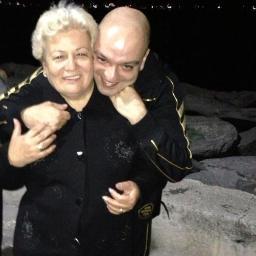 genelde neşeli... çoğunlukla sinirli... isterse alır... sıkılırsa kaçar... bükülür ama kırılmaz...asla kin tutmaz... fakat unutmaz