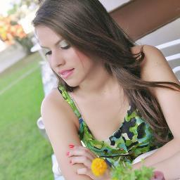 - Blogueira e estudante, 16 anos, paraibana, apaixonada por maquiagem, moda, fotos e ama viajar! ;)