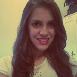Ciumenta, dramática, chata, teimosa, Namorando, Complicada e Perfeitinha. Difícil de se entender. Prazer Euu ! *----*