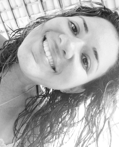 Jornalista que tá um pouco distante das redações. Ah, sem falar que ama a praia =p