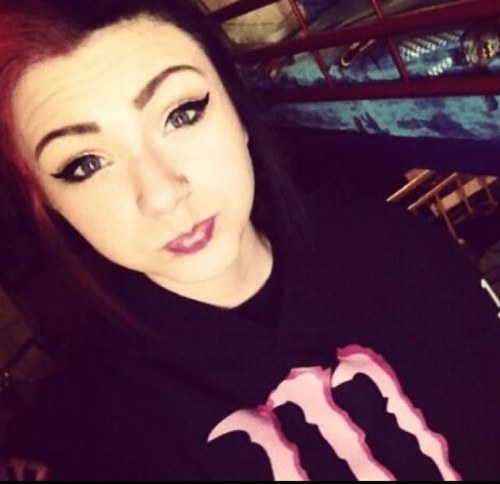 alyssa_weinhart's profile picture. Alyssa | Lesbian | 19 | Gamer | Party | Follow Me ✌