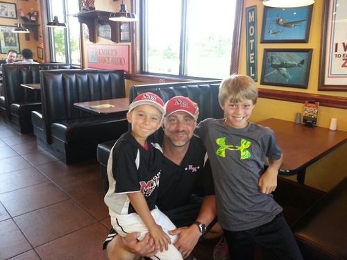 Rocking cancer survivor, Roll Tide lovin', crazy father of 2 great boyz & married to my best friend in the whole world!!!