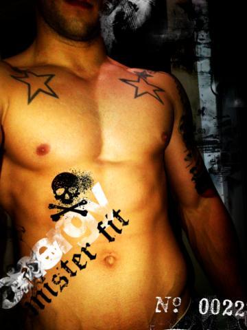 Love training, mixed martial arts and keeping myself busy, avi is me*