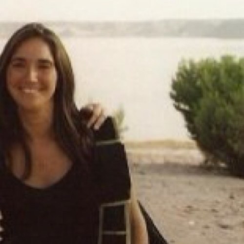 Periodista Amante de mi familia; la buena música, conversación y comida. Siempre dispersa, idealista, amiga y optimista