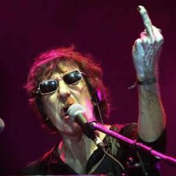 No soporto las hormigas .                                                          honeste vivere,alterum non laedere et suum quique tribuere Ulpiano