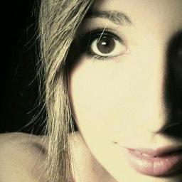 Exteriorizo lo que llevo dentro para escapar de mí como me da la gana,y eso me convierte en poetisa en estado de trance. Si no te gusta la forma, no importa.