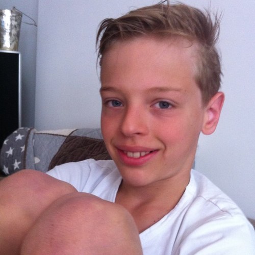 Ik hou van kick boksen, party's . Zit op A-berg  En heb een sixpack XD