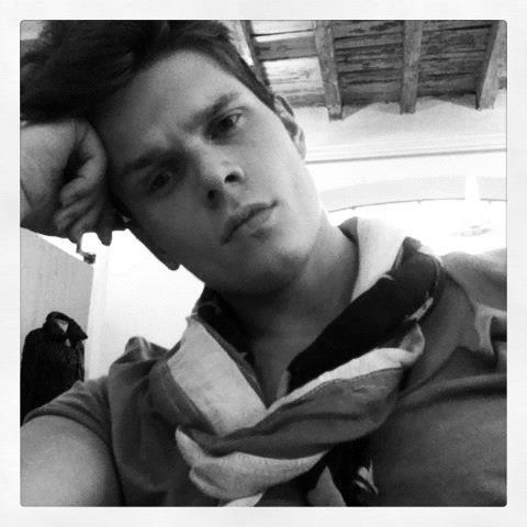 Sono Alessandro egger e interpreto il ruolo di Nick :)