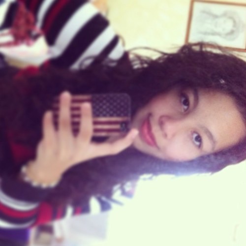Soou fofa, besta, amorosa, soolteeira haha *-* cherosa e mt gata SQN  maas prazer sou a Naaaay
