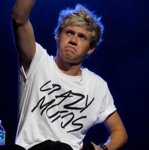 Do. ⓝⓞⓣ. follow me, go follow @NARRYXOLASHTON!!!