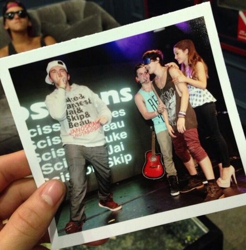 free follow! now please follow @beaunoskian and @kieraburridge in return, they'll follow you back