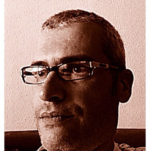 Falsedad o hipocresía: malas compañías.
Escapando, que no es poco. 
Vive y deja vivir.
El lenguaje no es gratuito.