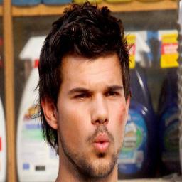 I'm a italian young mommy of 5 beautiful kids ! 
My Dream is to meet Taylor Lautner in my life... maybe more than one time !! Lautner !!