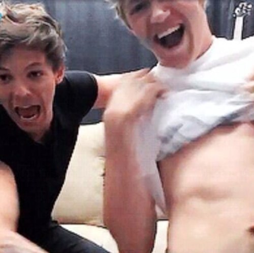 FREE FOLLOWS FOR ALL SO GO FOLLOW @MAHOOOSIVEHORAN OK BYE ILY