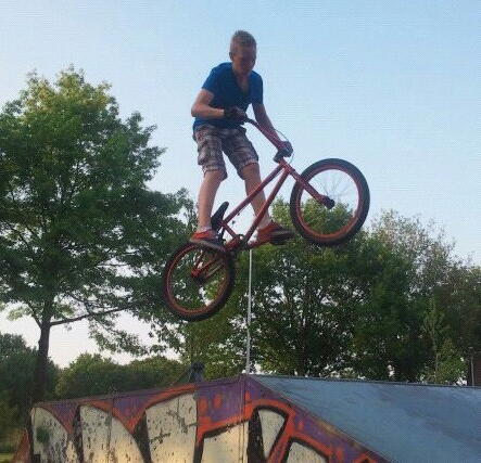 13 jaartjes oud zit op fietscross
