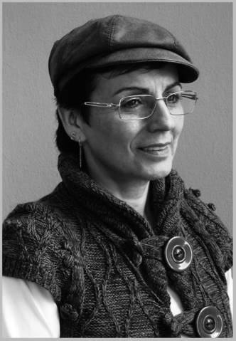 Poeta, artista, profeta de bares, escritora.... Libros publicados: Versóvulos, Profeta de Bares, Despertar Confuso, Año Bisiesto.