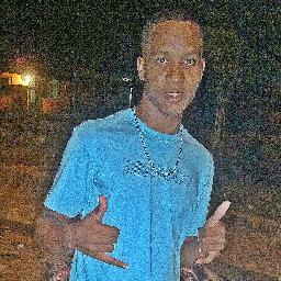 Sou um canceriano, 19 anos, flamenguista chato, carinhooso, às vezes looko, amo meus amigos e minha família, extrovertido, e abusado ;) !!  E aii follow - me ??