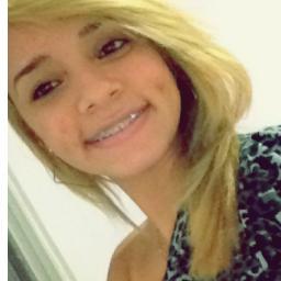 Mas a gente espera, lá no fundo, perdido, soterrado e cansado, que a vida compense de alguma maneira.