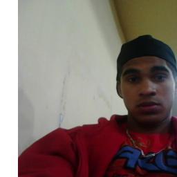 um loko da vida que gosta de curtir e de zuar gosta de musicas tipo LIL WAYNE, PROJOTA e outros gosto de fazer as minas pirar esse sou eu hehe