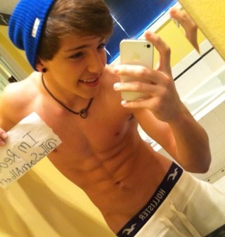 Hi im sam albert|16|single
Fakes of me need to get a life
Words cant bring you down, be yourself ;) ❤