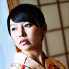 「花開く 江戸の園芸」展、広報担当のおふじと申します。 いまのガーデニングブームに負けず劣らず、江戸時代の人々も草花の栽培に丹精をこめ、鉢植えの草花で生活を飾る豊かな園芸文化が開花しました。 そんな江戸の園芸を紹介してまいりますので、どうぞよろしくおつきあいくださいませ。