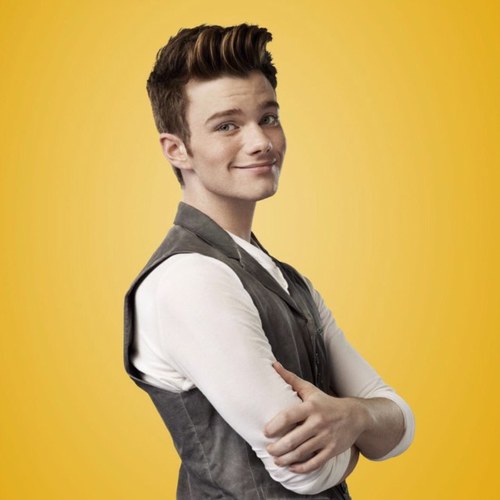 Integrante del Glee Club, estudio en una universidad de New York , Ex estudiante del WMHS
