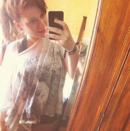 Pokegeekbeth's profile picture. Old twitter. 
New one is @littlebethjanex
Follow it.