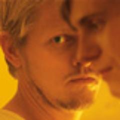 KEEP THE LIGHTS ON es la crónica del viaje emocional de dos hombres en la ciudad de Nueva York a través del amor, la amistad y la adicción. En cines: Julio 19.