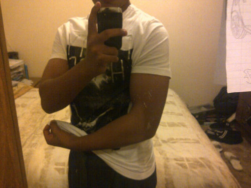**I FolLoW bAcK !** ;)          **25A3C031**....I'm a sportsman, I gym, I'm an artist, and I'm a multitasker* ;)