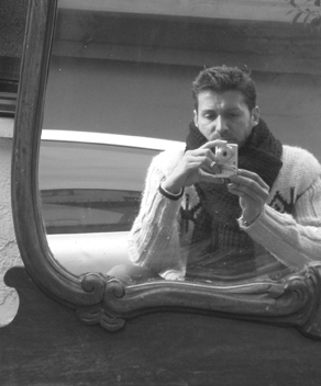 Periodista en Diario de Sevilla y ABC Cultural. Escritor. Hum... Demasiada lluvia ácida. Debajo de un paraguas me siento como en casa (Robert Walser)