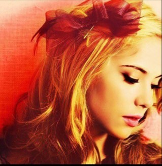 Mirror mirror on the wall, who's the biggest liar of them all? Not Hanna, she is the prettiest of them all l Single l RP l #TeamFollowBack