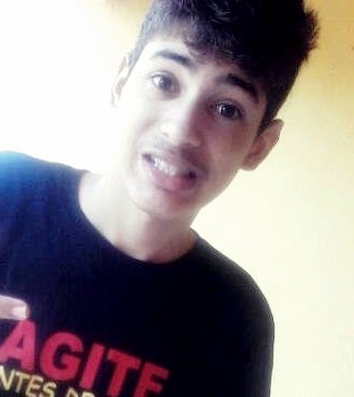 Se eu tivesse que escolher entre você e um sorriso ficaria com você pois sem você jamais conseguiria sorrir ( =