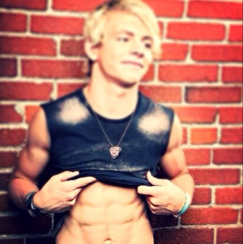 TackyFaker's profile picture. I'm Ross ShoR Lynch. I play Austin in Disney's Austin&Ally and BRady in Disney's Teen Beach Movie. ||FL/ Descriptive RP/Single/Bi||