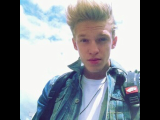 I am just a girl that loves an australlian singer,who's 16;)if you haven't guessed I'm a simpsonizer!would love a follow from cody!♥@MTVUK followed 2/7/13!