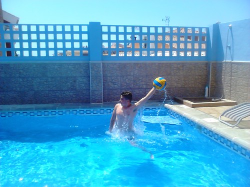 2º bachillerato, adicto a la música y el deporte, jugador del club waterpolo motril, me encanta divertirme y divertir .
 Motril Granada