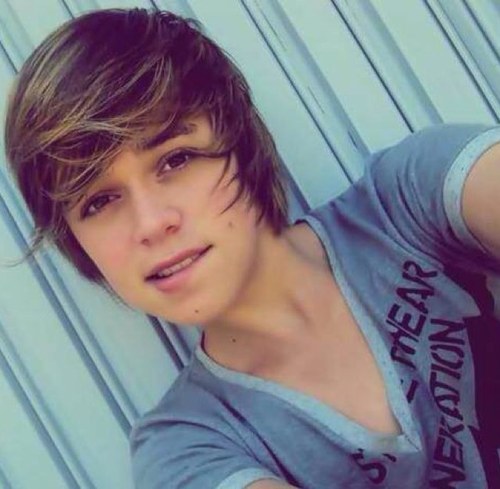 Florian, 17 ans. Je tweete des citations, des blagues, des conseils et des faits qui se rapportent à votre vie quotidienne.
