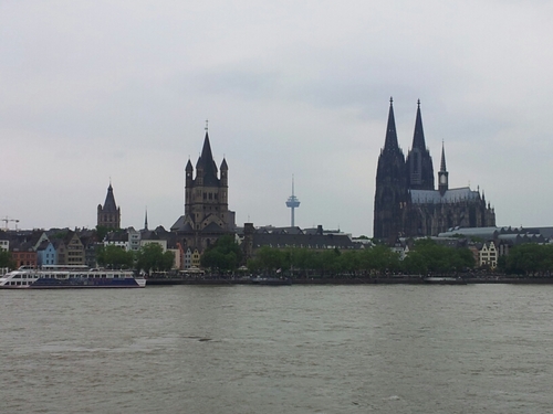 Ich liebe meine Stadt, den #effzeh und natürlich meine Familie. Views are my own !