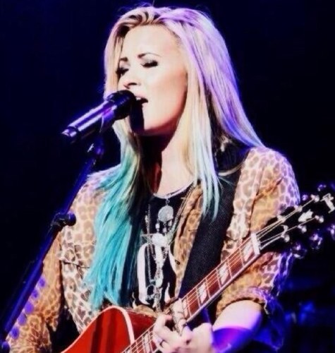 so dont you worry your pretty little mind, people throw rocks at things that shine. Taylor, Demi, Miley.♥