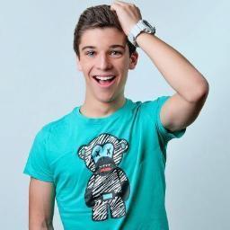 Mio bio en 160 caracteres? tampoco debe ser muy dificil teniendo en cuenta que estoy acostumbrado a mandar SMS desde los 12 años. Bien: naci una mañ