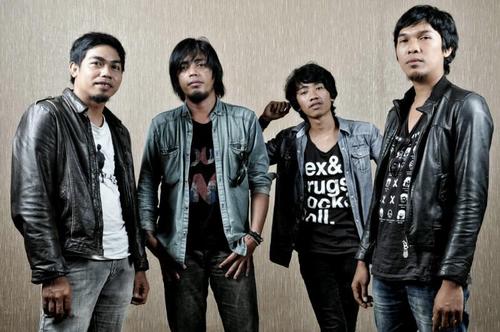 Vocal : @RioJuney | Gitar : @fjusuf | Drum : @odyet_juney | Bass : Andi Fitrah . Tanya Ini ke Cinta yang Indah  |CP : 0811417523/08975527899