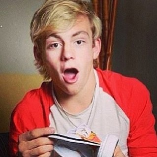 Whats up I'm Austin Moon! Internet sensation I love pancakes! Me,Ally,Trish,and Dez make #TeamAustin. #Single Give me pancakes and we'll make good friends D&J