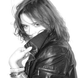 28, traductora, escritora wannabe, entre muchas otras cosas. Hoy, un poco complicada.