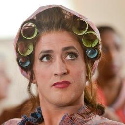 Minha vida é cuidar de Marcelina e Juliano. Marcelina imensa de gorda e Juliano uma gazela saltitante que vive escutando Cebion!