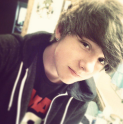 Alexandre, 15 anos, pizza, basquete, filmes e musica. Follow me? :D
