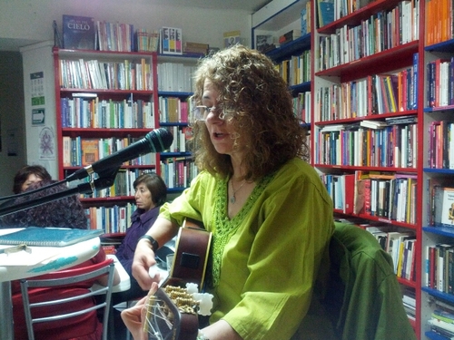 Cantautora. Facilitadora de Barras de Access.  Psicoterapeuta Gestalt, masajes,  flores de Bach. Lectura de Tarot terapéutico. Asesoría nutricional.