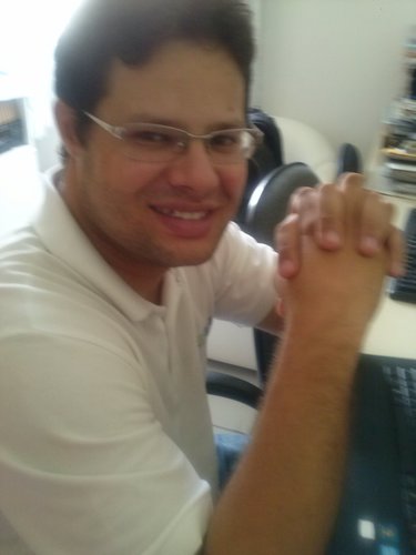 Sou cristão,casado, possuo duas lindas filhas, administrador de empresas, vivo cada dia intensamente, com determinação, disciplina e muita vontade de vencer.