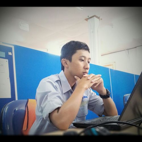 Ngtweet klo ada MU lagi main dan klo lg pingin. Suka yg unyu ungu gitu bray...